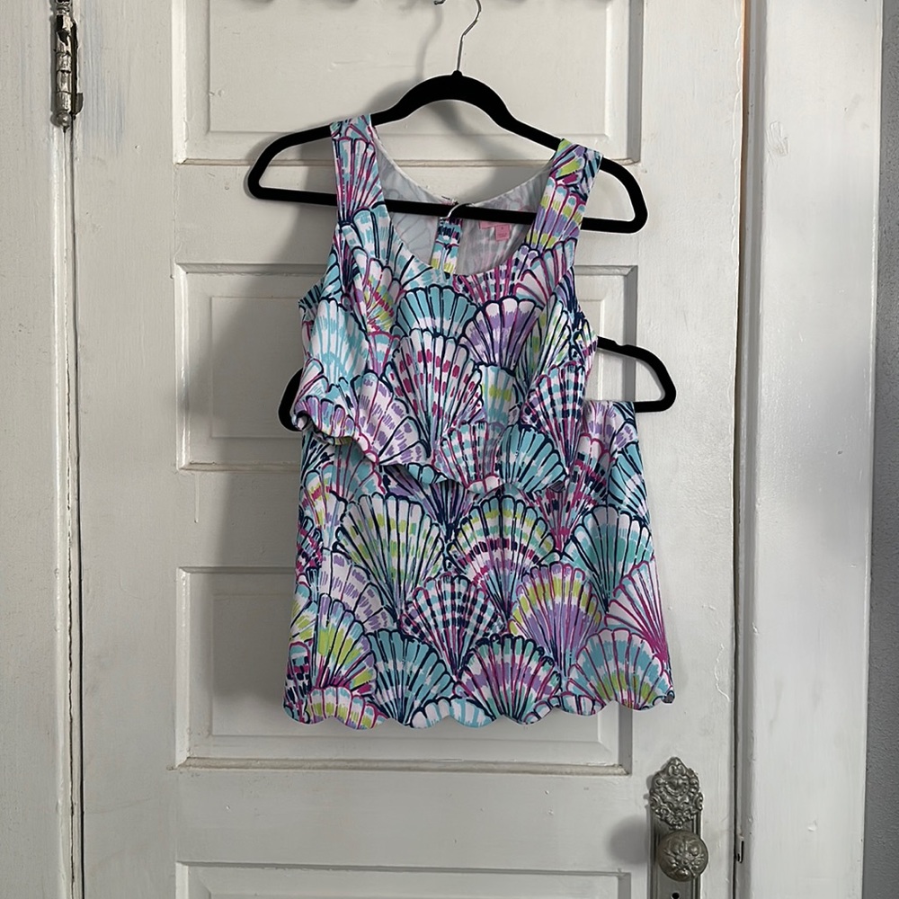 Lilly Pulitzer size 0 two piece set with scalloped him and zippers